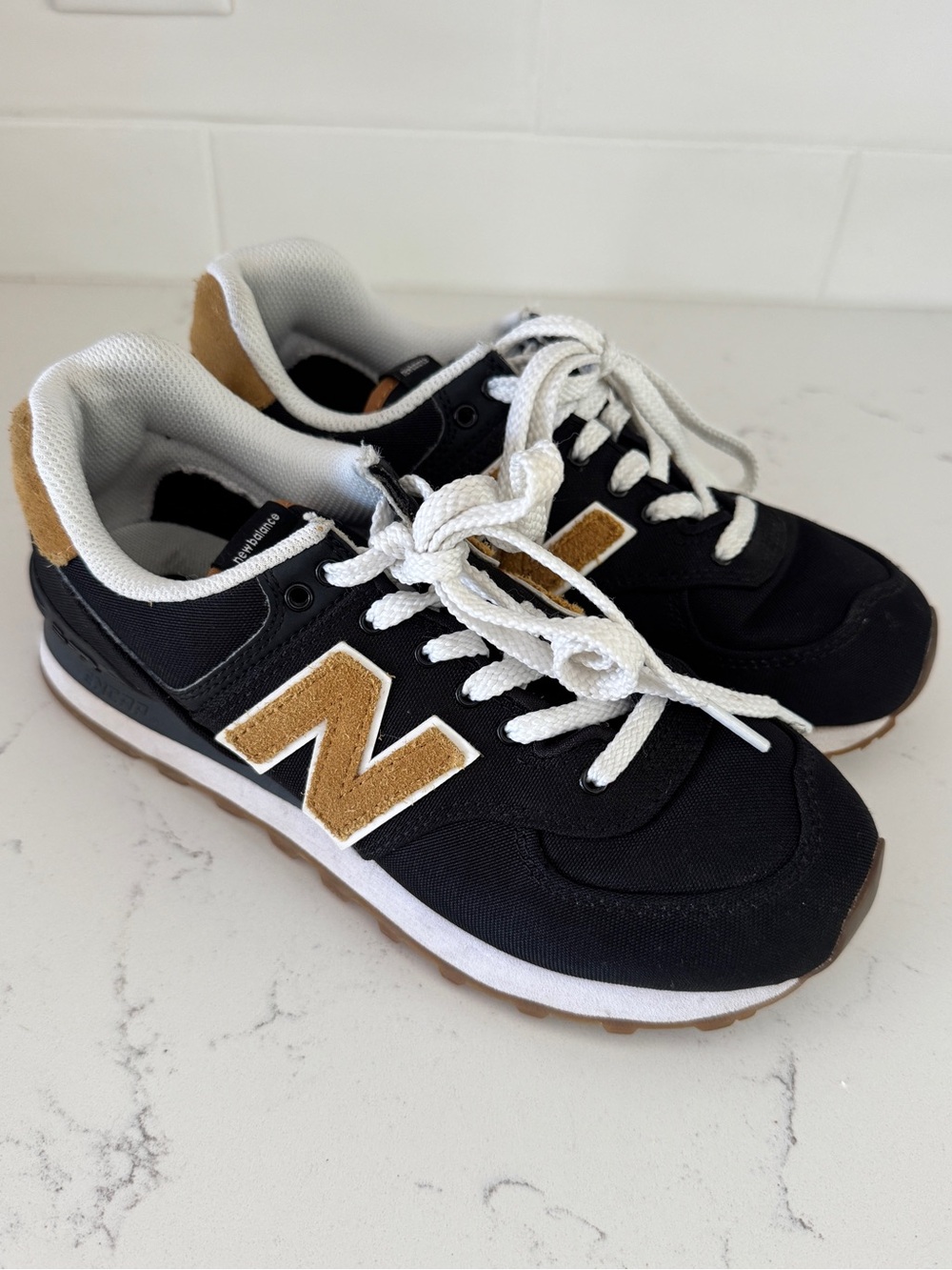 New Balance 574 Black Tan Suede Sneakers Women’s Size 6.5 WL574JBB Gum Sole